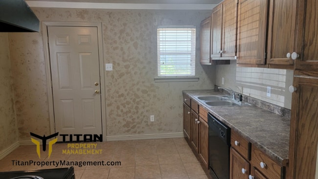 Building Photo - 2 bed Duplex