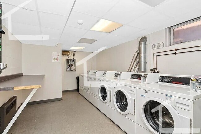 Foto del edificio - Spacious & Cozy 1BR in Coolidge Corner!