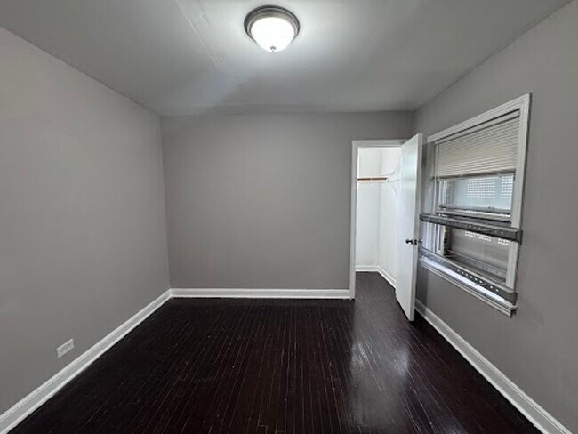 Building Photo - Renovated and Spacious 5-bedroom, 2-bathro...