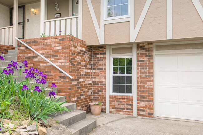 Building Photo - 1305 La Chateau Dr