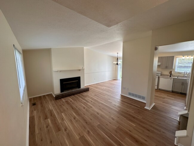 Building Photo - 446 El Centro Dr