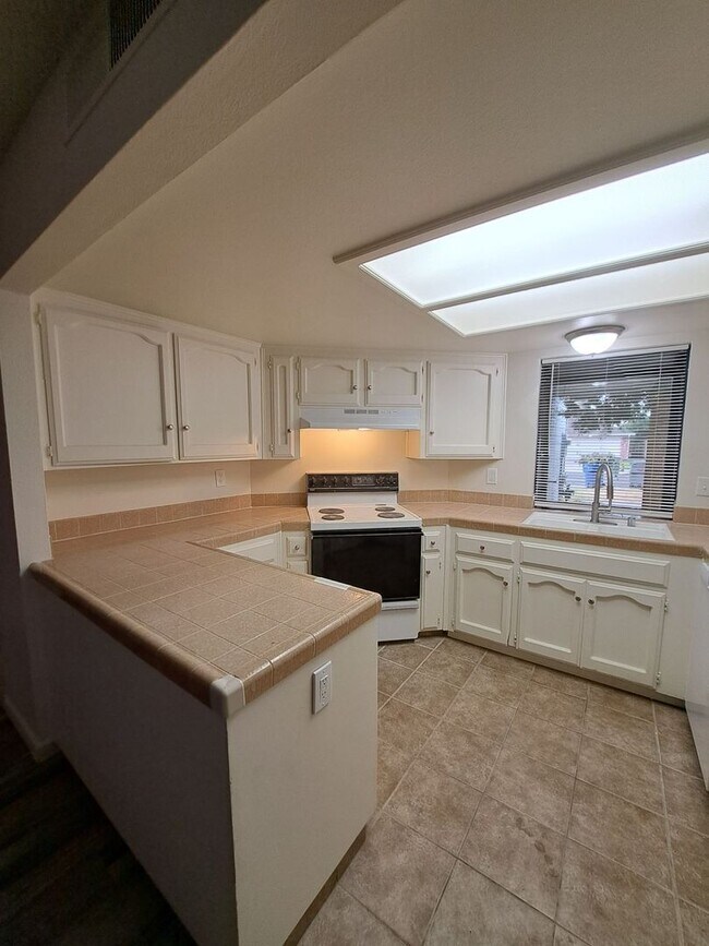 Foto del edificio - Stunning 2 Story Home with 3BR and a Backyard-Available Now!