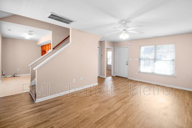 Building Photo - 6550 Lynmont Dr