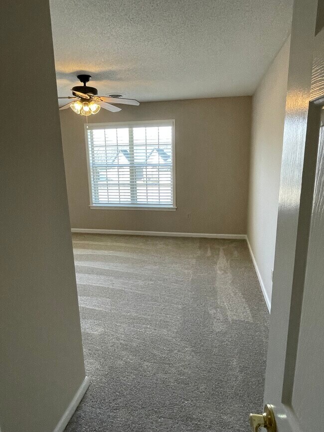 Foto del edificio - 135 Cottonwood Dr