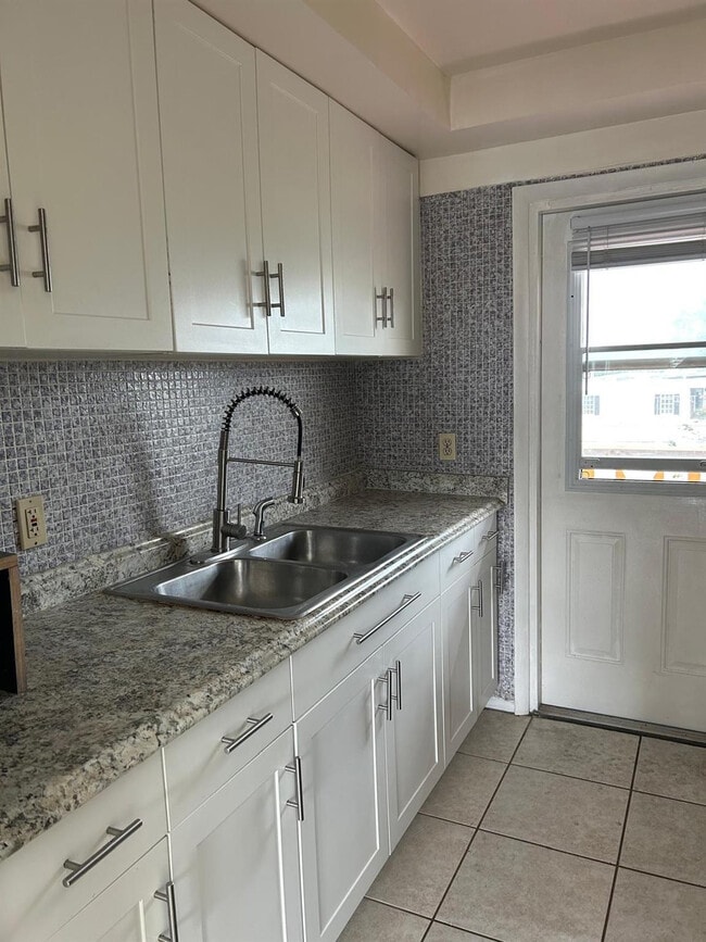 Building Photo - 1050 E Sample Rd