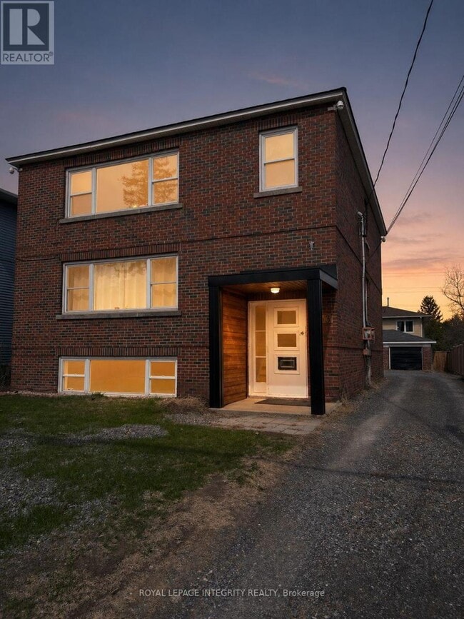 Building Photo - 663 Tweedsmuir Ave