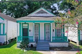 Building Photo - 1812 Dante St