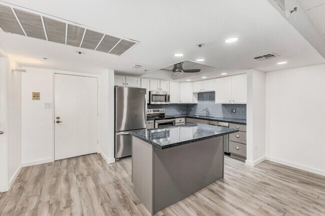 Foto del edificio - 7950 E Camelback Rd