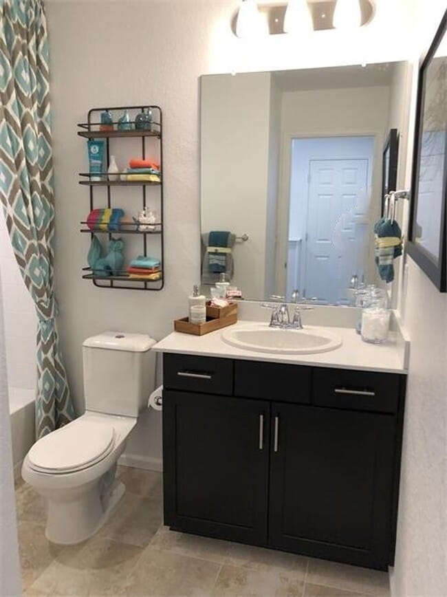Building Photo - Modern Three Bedroom Townhome Available For Rent in Creekside