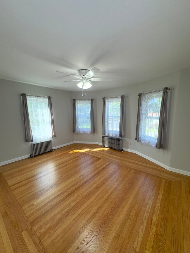 Foto del edificio - 53 Pettaconsett Ave