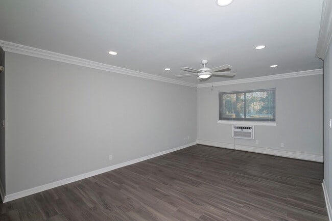 Building Photo - 9 Brentwood Rd