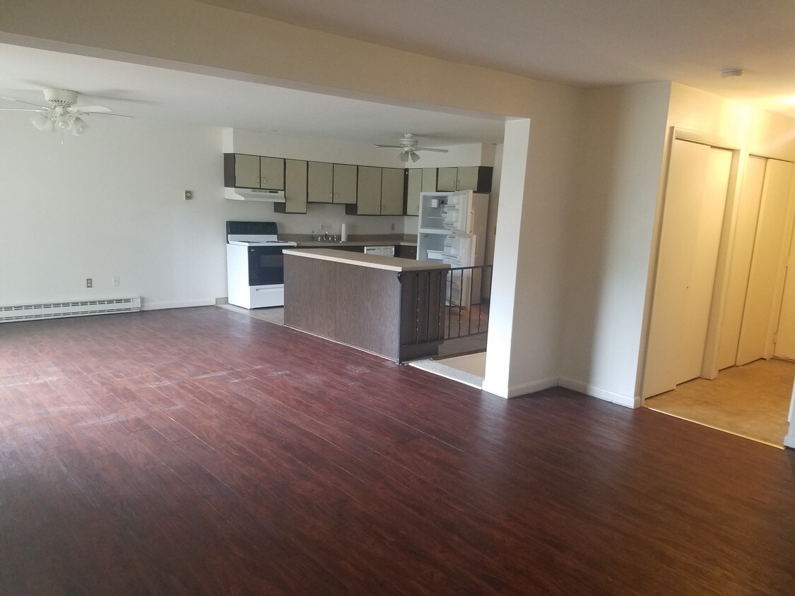 222 Bradley Ave, Waterbury, CT 06708 Condo for Rent in Waterbury, CT