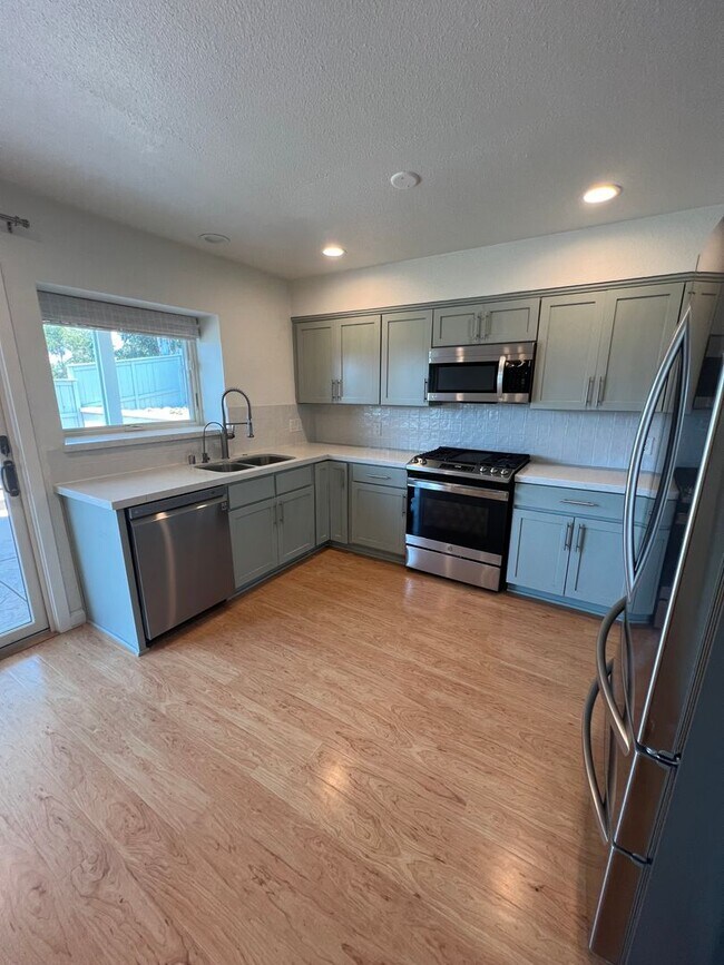 Building Photo - Stunningly Upgraded 3 Bed/2.5 Bath Home