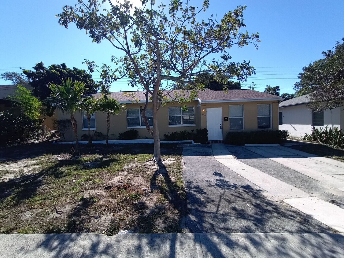 Foto principal - Beautifully renovated and spacious 4 bedro...