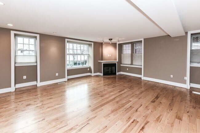 Foto del edificio - Luxury Two Bedroom near DuPont + Parking