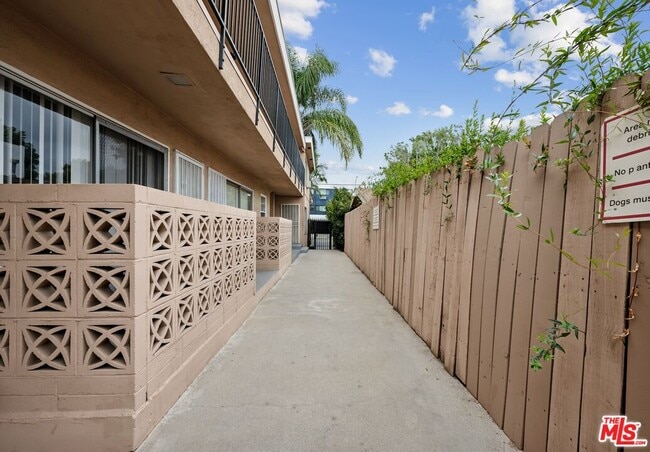 Foto del edificio - 7550 Fountain Ave