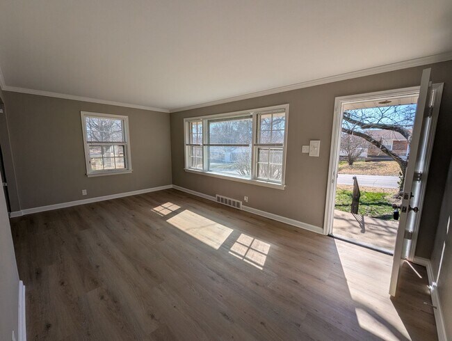 Foto del edificio - Fully Renovated Home with Sunroom, Garage & Huge Fenced Yard