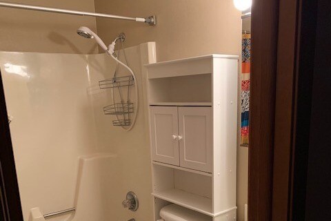 baño completo - 2305 Maple Blvd