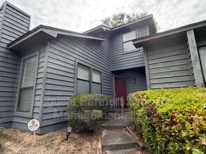 Building Photo - 3148 Vlg W Dr