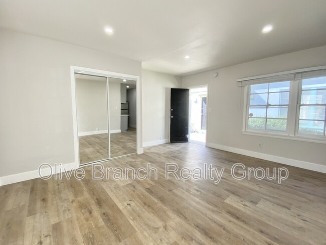 Building Photo - 14532 Dickens St