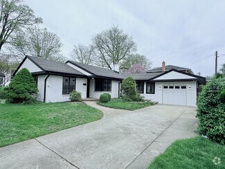 Building Photo - 521 N Oak St