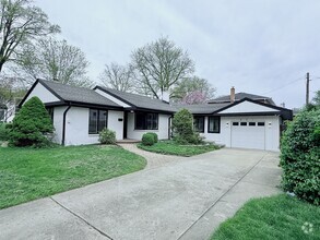 Building Photo - 521 N Oak St