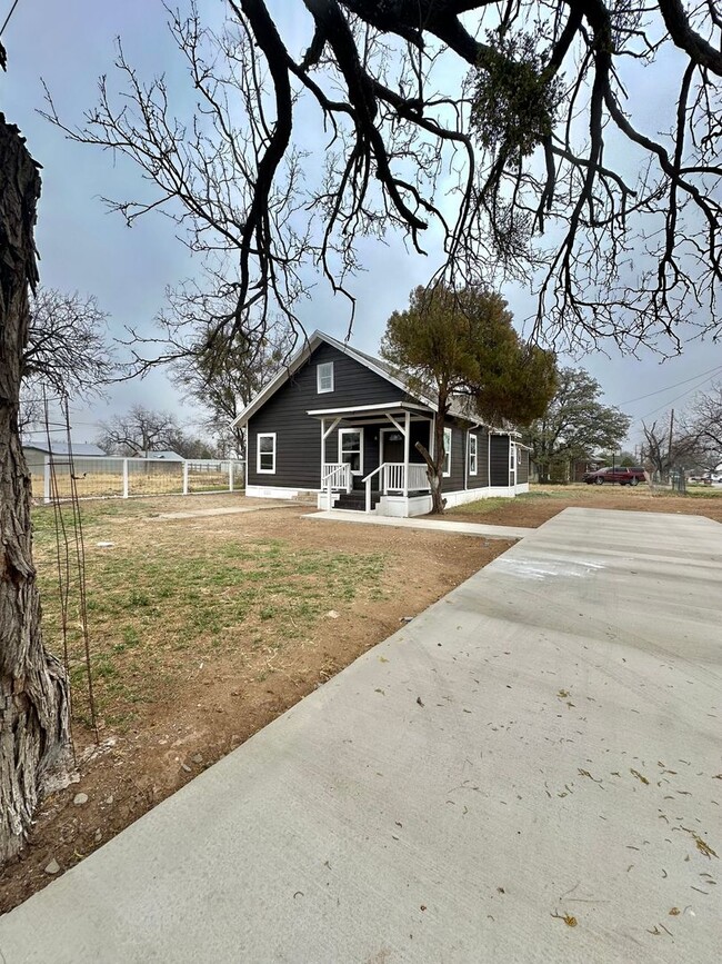 Foto del edificio - COMING MAY 2026!!! - Fully Remodeled 3-Bedroom Home w/ Bonus Room!!