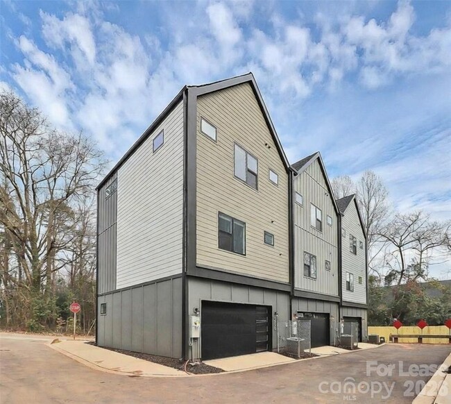 Building Photo - 1110 Ivan Dr