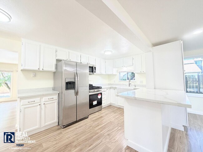 Foto del edificio - Completely Remodeled 4BR Home with Massive Shop/Garage & Large Fenced Yard