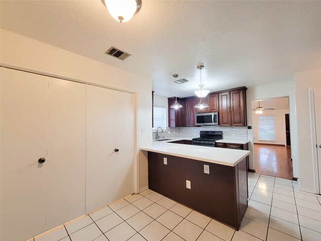 Building Photo - 8747 Fondren Village Dr