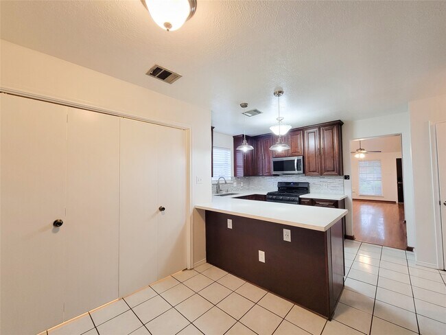 Foto del edificio - 8747 Fondren Village Dr