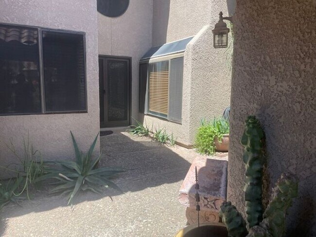 Foto del edificio - Beautiful home in gated community