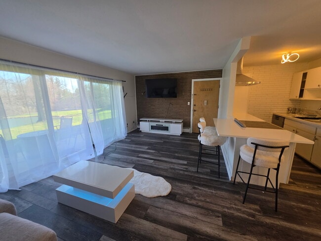 Building Photo - 5721 Som Center Rd