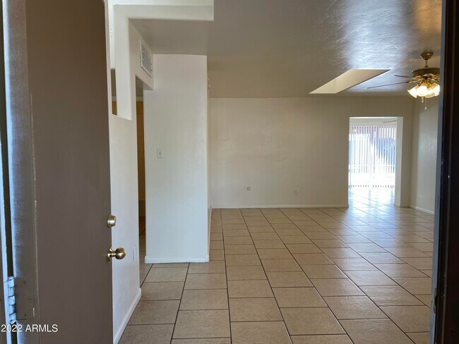 Foto del edificio - 7114 N 77th Ave