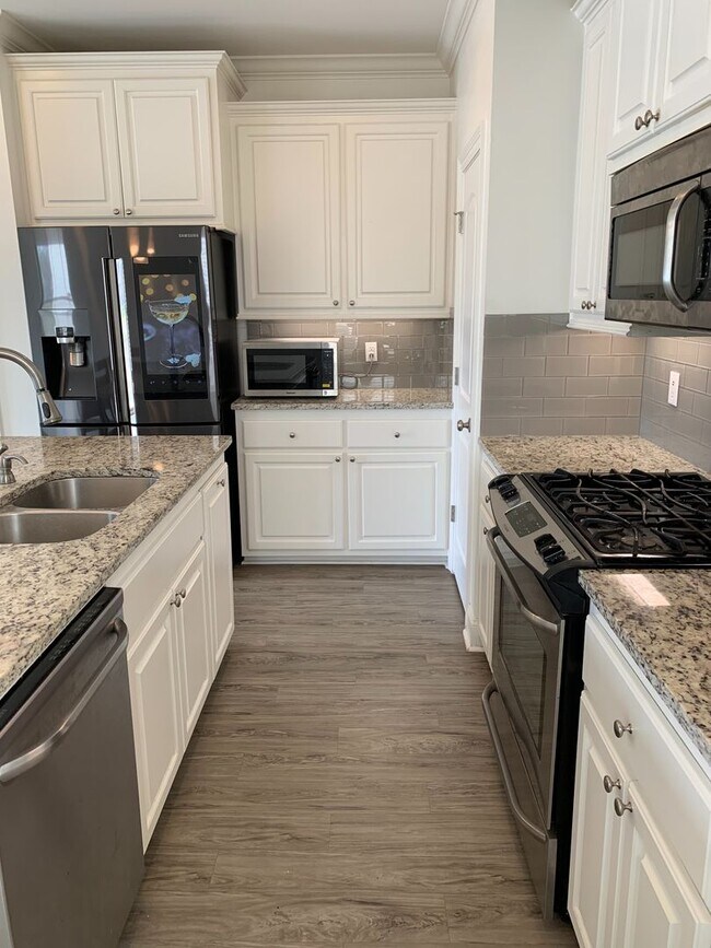Building Photo - 2127 Shadowbrook Dr