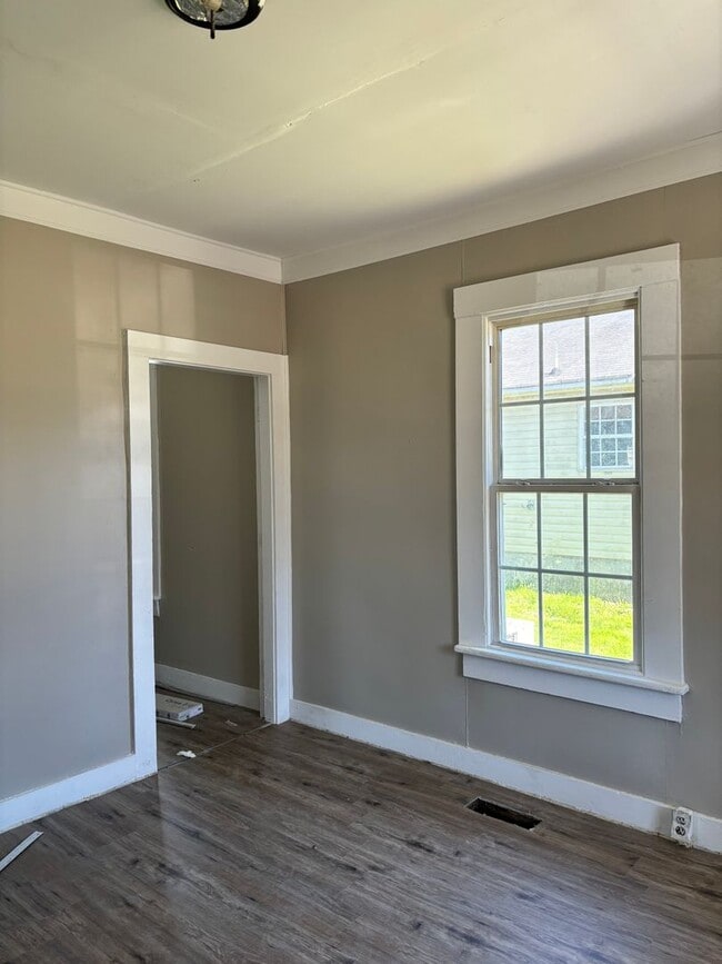 Building Photo - Centrally located 3/1 house