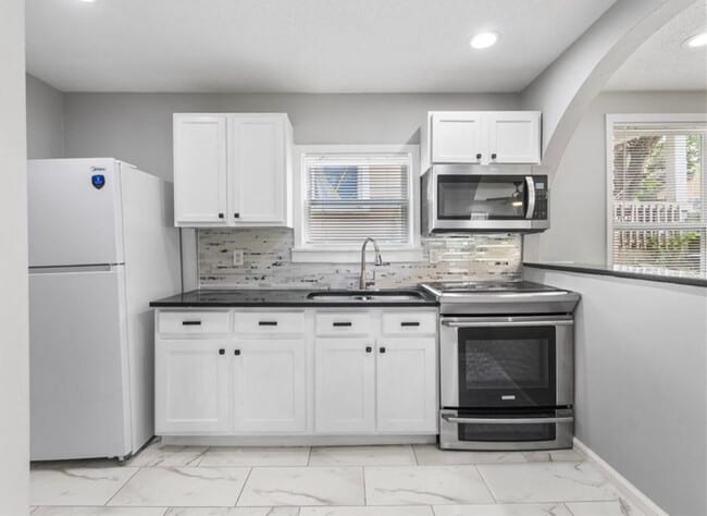 Building Photo - 2243 Spruce Ave