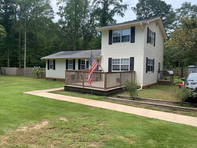 Building Photo - Cute 3 Bedroom Home on over an Acre in Ope...