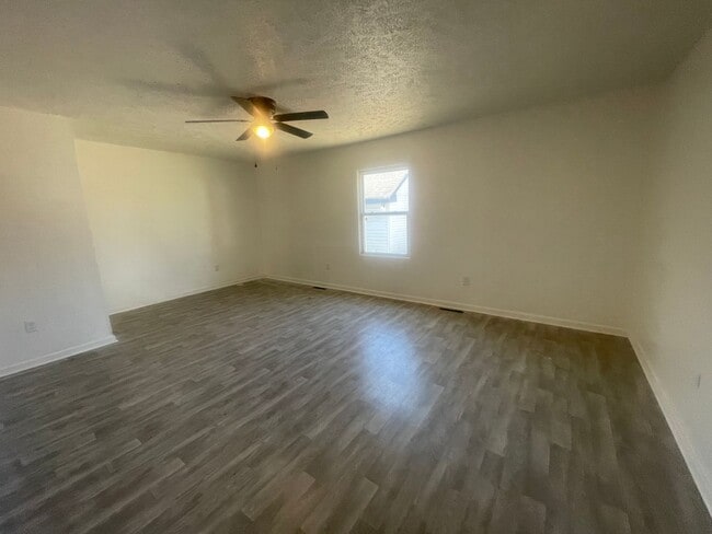 Building Photo - Remodeled 3 bedroom 1 bathroom 1 car garag...
