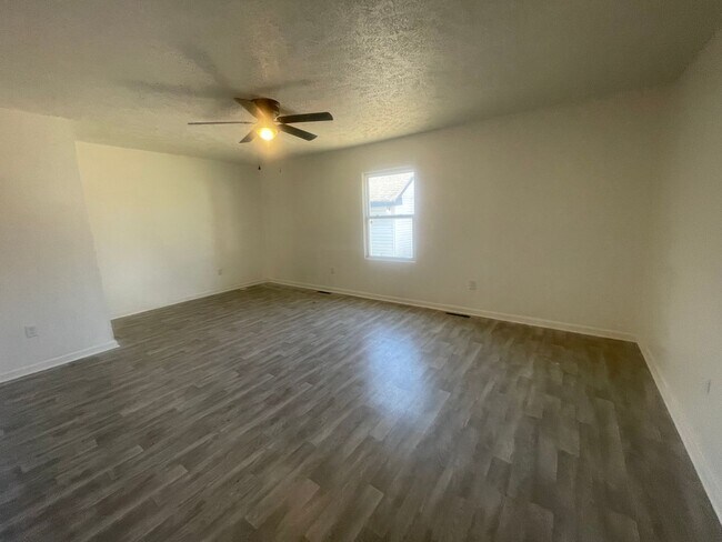 Foto del edificio - Remodeled 3 bedroom 1 bathroom 1 car garag...