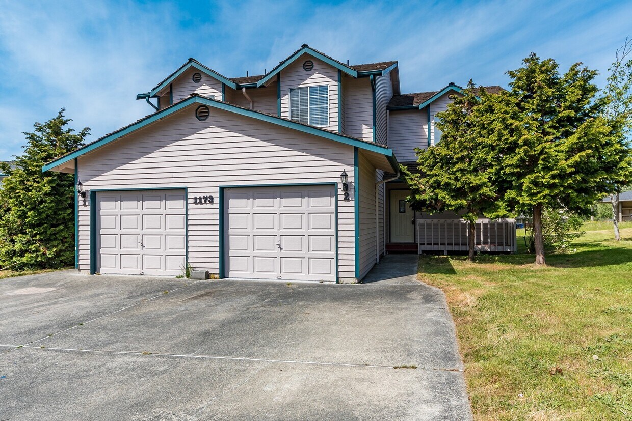 Foto principal - 3 Bedroom Townhome