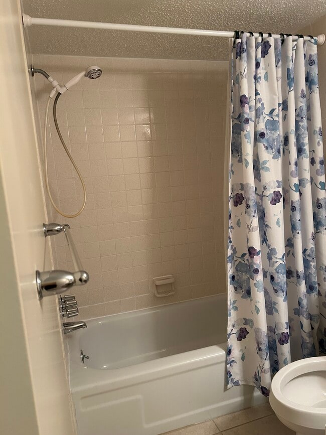 Foto del edificio - 519 Albee Farm Rd