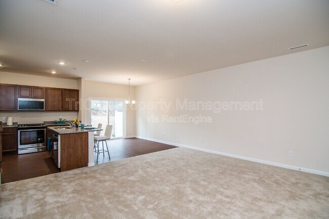 Building Photo - 335 White Oak Ridge Dr