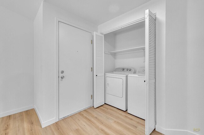 Building Photo - 2 Bedrooms 2 Bathrooms Available now - Was...
