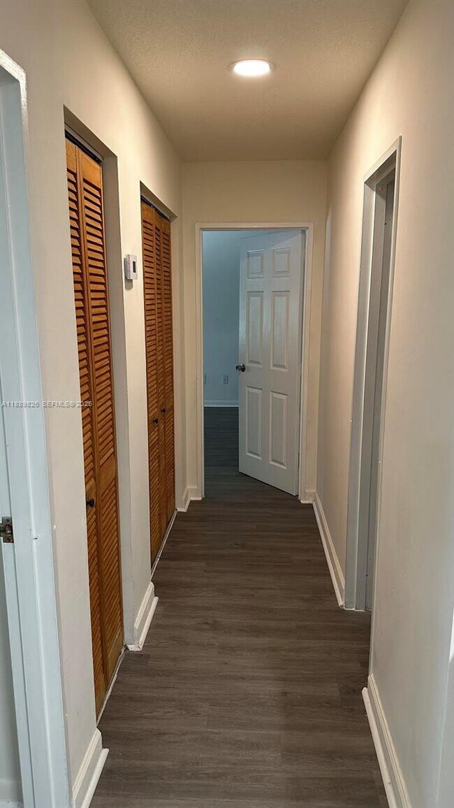 Foto del edificio - 4460 NW 79th Ave