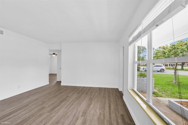 Building Photo - 3 br, 2 bath House - 8 NE 15th Ave
