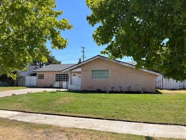 Building Photo - 3116 Lancaster Dr