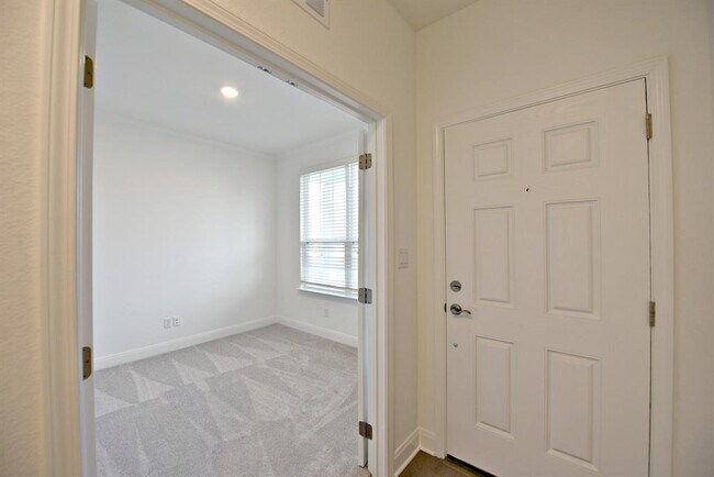 Building Photo - 517 Scooter St