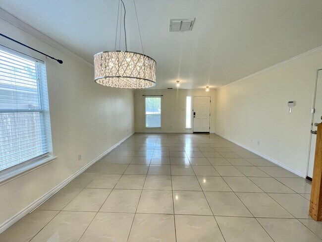 Foto del edificio - Beautiful 4 Bedroom Home in Gated Community!