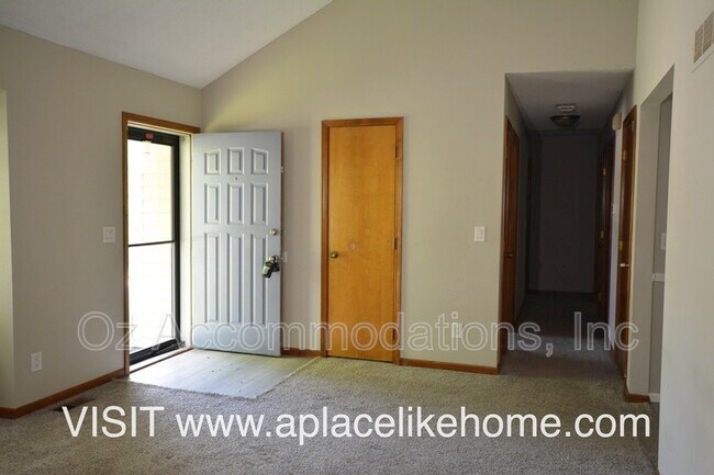 Foto del edificio - 8503 Sarah Ln